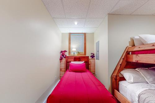 einen langen roten Teppich in einem Zimmer mit 2 Betten in der Unterkunft Loafinit in Carrabassett