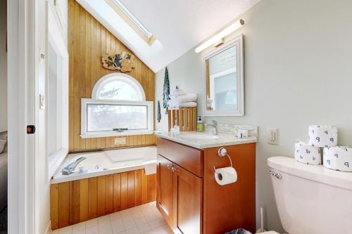 La salle de bains est pourvue d'un lavabo et de toilettes. dans l'établissement White Birch at Nordic Village, à Bartlett