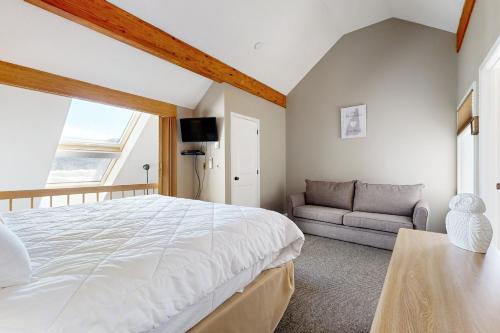 - une chambre avec un grand lit et un canapé dans l'établissement White Birch at Nordic Village, à Bartlett