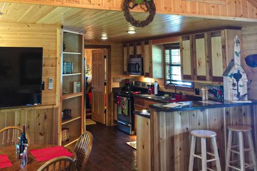 uma cozinha com paredes de madeira e um balcão com uma mesa em Rudolph - Reindeer Ranch at Round Top em Carmine