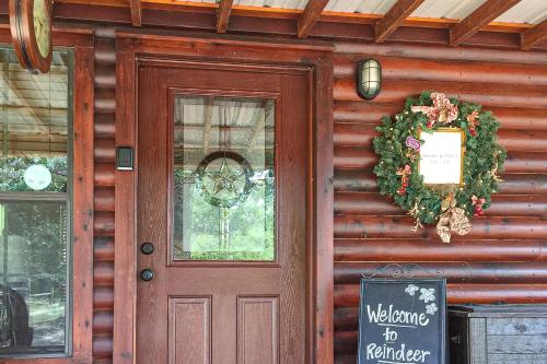 uma porta para uma casa com um sinal de boas-vindas para renas em Rudolph - Reindeer Ranch at Round Top em Carmine