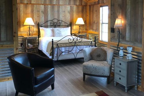1 dormitorio con 1 cama, 1 silla y 1 silla en 4 Cabins - Reindeer Ranch at Round Top, en Carmine