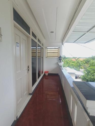 Un balcón o terraza en Gading Guest House