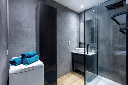 une salle de bain avec une douche, des toilettes et un lavabo dans l'établissement Superbe terrasse et appart - La plage à pied - 4pers., à Guérande