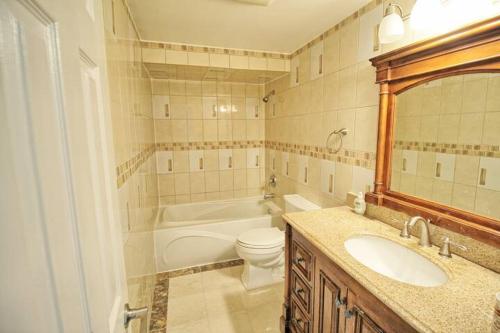 łazienka z wanną, toaletą i umywalką w obiekcie A Quiet And Bright Room w mieście Vaughan