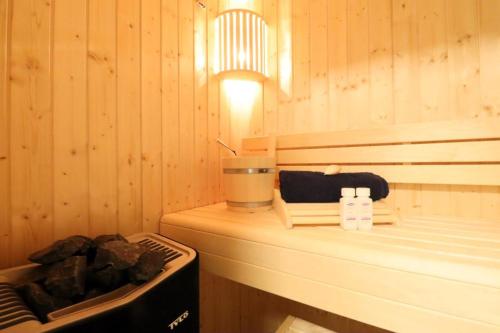 un sauna avec une lumière au-dessus d'un comptoir dans l'établissement Dorumer Sielhuus 10 - Sauna und balkon, strandnah, à Dorum
