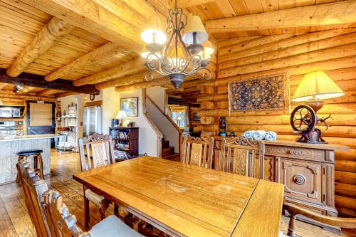 a dining room with a wooden table and chairs at San Jacinto Lodge in Idyllwild