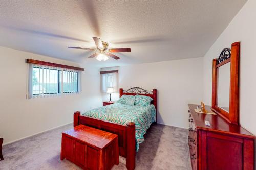 une chambre avec un lit et un ventilateur de plafond dans l'établissement Stunning Skyline, à Show Low