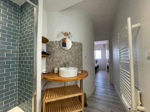 une salle de bain avec un lavabo et un miroir dans l'établissement Charmant appart rénové, 4 pers, 50m plage, WiFi, cour/terrasse, Capbreton - FR-1-413-239, à Capbreton