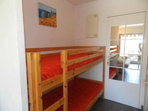 une chambre avec un lit superposé dans une pièce dans l'établissement Appartement rénové avec accès plage, piscine et tennis - Bormes-les-Mimosas - FR-1-251-730, à Bormes-les-Mimosas