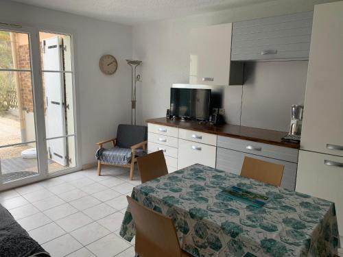 une cuisine avec une table et une salle à manger dans l'établissement Maison à 50m de la Plage avec Parking Privatif - FR-1-482-140, à Fort-Mahon-Plage