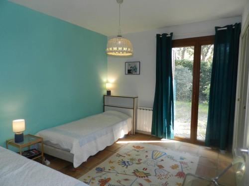 a bedroom with two beds and a window at Maison Bormes-les-Mimosas, 4 pièces, 6 personnes - FR-1-251-721 in Bormes-les-Mimosas