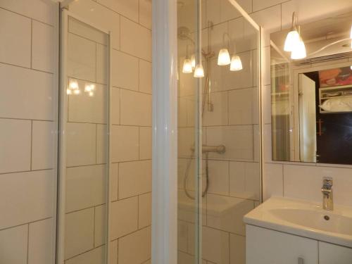 une salle de bain avec douche et lavabo dans l'établissement Studio avec Piscine, Tennis et Accès Direct Plage - 3 Couchages, Terrasse, Parking - Bormes-les-Mimosas - FR-1-251-702, à Bormes-les-Mimosas