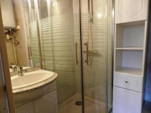 een badkamer met een glazen douche en een wastafel bij Appartement Bormes-les-Mimosas, 2 pièces, 4 personnes - FR-1-251-713 in Bormes-les-Mimosas