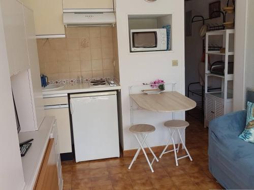 Photo de la galerie de l'établissement Studio cozy avec loggia à 2 pas de la plage, parking inclus - Bormes-les-Mimosas - FR-1-251-714, à Bormes-les-Mimosas