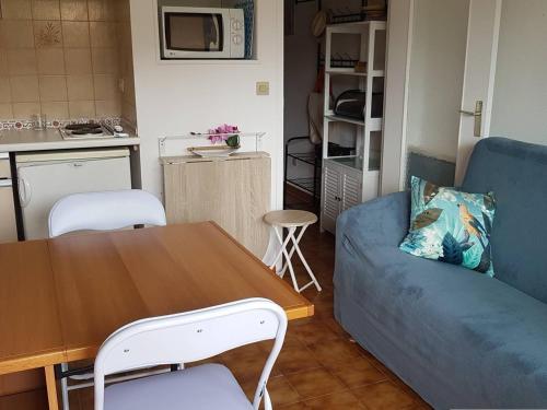 Photo de la galerie de l'établissement Studio cozy avec loggia à 2 pas de la plage, parking inclus - Bormes-les-Mimosas - FR-1-251-714, à Bormes-les-Mimosas