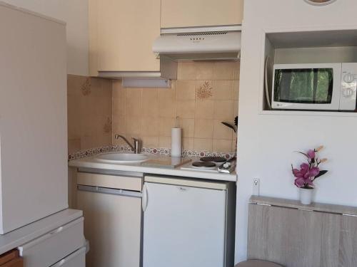 Photo de la galerie de l'établissement Studio cozy avec loggia à 2 pas de la plage, parking inclus - Bormes-les-Mimosas - FR-1-251-714, à Bormes-les-Mimosas