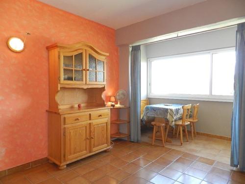 une cuisine avec une armoire, une table et une fenêtre dans l'établissement Studio 3 Couchages à 2 min de la Plage - Bormes-les-Mimosas, Parking Inclus - FR-1-251-720, à Bormes-les-Mimosas