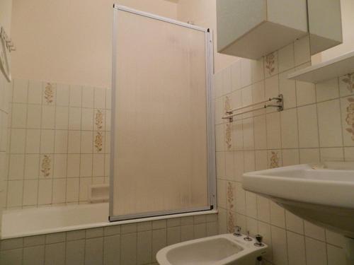 une salle de bain avec une douche, des toilettes et un lavabo dans l'établissement Studio 3 Couchages à 2 min de la Plage - Bormes-les-Mimosas, Parking Inclus - FR-1-251-720, à Bormes-les-Mimosas