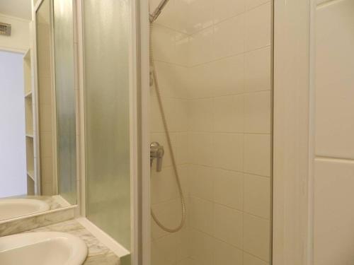 une salle de bain avec douche et lavabo dans l'établissement Appartement T2 avec Terrasse, 150m Plage, Parking Privatif – Bormes-les-Mimosas - FR-1-251-740, à Bormes-les-Mimosas