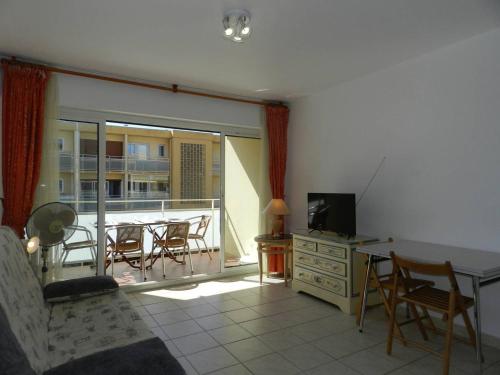 - un salon avec un balcon doté d'une table et de chaises dans l'établissement Appartement T2 avec Terrasse, 150m Plage, Parking Privatif – Bormes-les-Mimosas - FR-1-251-740, à Bormes-les-Mimosas
