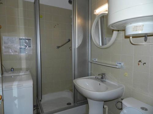 y baño con lavabo, ducha y aseo. en Appartement Bormes-les-Mimosas, 2 pièces, 4 personnes - FR-1-251-724, en Bormes-les-Mimosas