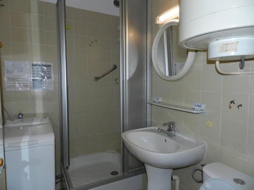 une salle de bain avec un lavabo, une douche et des toilettes dans l'établissement Appartement cosy à 350m de la plage avec balcon et garage - Bormes-les-Mimosas - FR-1-251-724, à Bormes-les-Mimosas