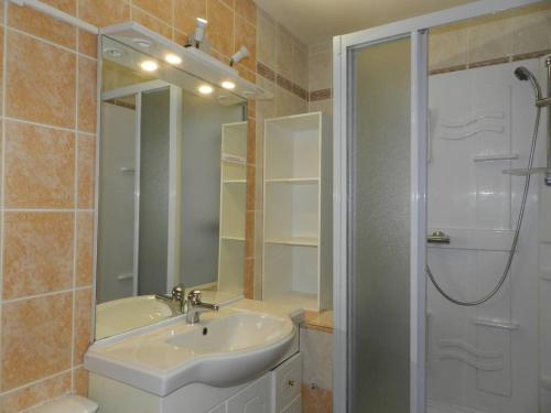 une salle de bain avec un lavabo et une douche dans l'établissement Studio familial avec terrasse, piscine, tennis et accès plage - Bormes-les-Mimosas - FR-1-251-739, à Bormes-les-Mimosas