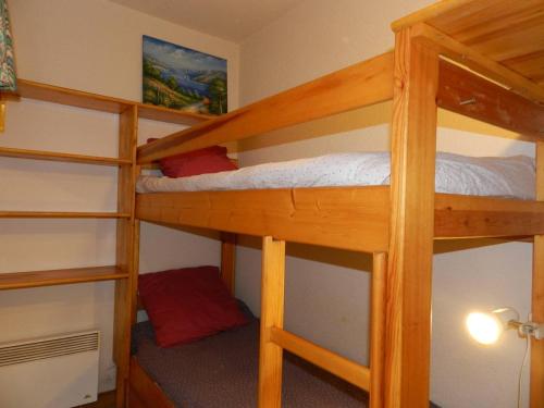 quelques lits superposés dans une chambre dans l'établissement Studio familial avec terrasse, piscine, tennis et accès plage - Bormes-les-Mimosas - FR-1-251-739, à Bormes-les-Mimosas