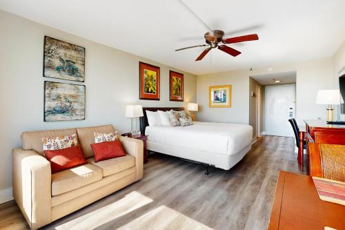 1 dormitorio con 1 cama y 1 sofá en Bayside at Sandestin #6769, en Destin