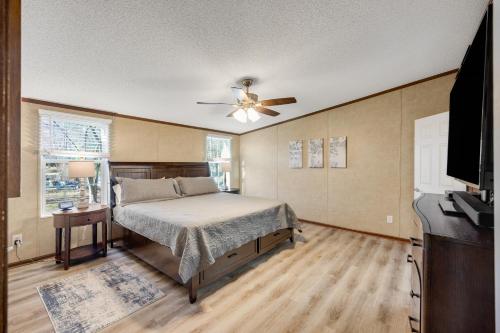 - une chambre avec un lit et un ventilateur de plafond dans l'établissement Hidden Lake Gem, à Lake Murray Shores