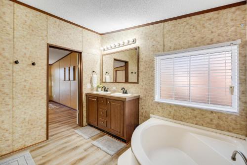 La salle de bains est pourvue d'une baignoire, de toilettes et d'un lavabo. dans l'établissement Hidden Lake Gem, à Lake Murray Shores