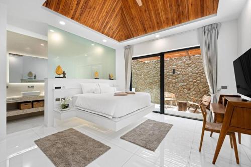 una camera con letto bianco e bagno di Luxury Balinese Private Pool Villa! KBR12 a Nathon Bay