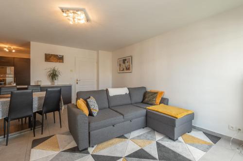 un salon avec un canapé et une table dans l'établissement Joli T2 de 57 m proche lac et Vieille Ville, à Annecy