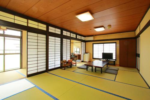 a living room with a room at 旅館　松乃湯 in Kutami