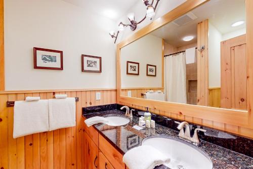 a bathroom with two sinks and a large mirror at Woodford Lodge in North Creek