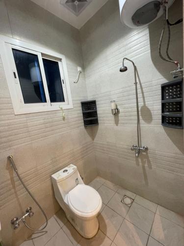 uma casa de banho com um WC e um chuveiro em استراحة عمر em Hail