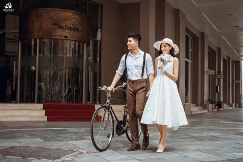un homme et une femme debout à côté d'un vélo dans l'établissement OH Trendy APARTMENT TT, à Hanoï