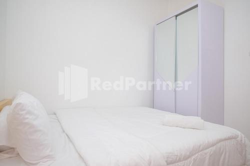 Кровать или кровати в номере River House Mitra RedDoorz