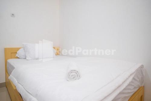 Кровать или кровати в номере River House Mitra RedDoorz