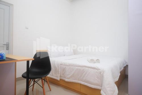 Кровать или кровати в номере River House Mitra RedDoorz