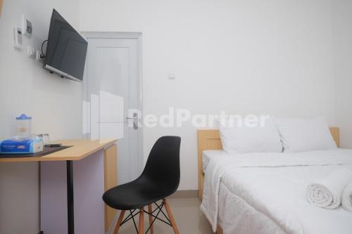 Кровать или кровати в номере River House Mitra RedDoorz