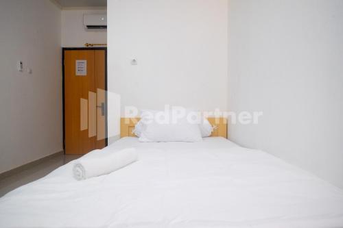 Кровать или кровати в номере River House Mitra RedDoorz