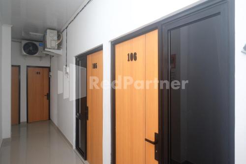 Телевизор и/или развлекательный центр в River House Mitra RedDoorz
