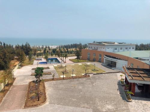 vista aerea di un parcheggio di fronte a un edificio di Khách Sạn 20-10 a Dong Hoi