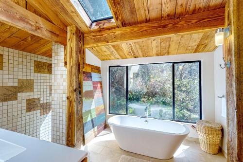 ein Bad mit einer Badewanne und einem großen Fenster in der Unterkunft Sea Ranch Ocean View Zen Retreat in Sea Ranch