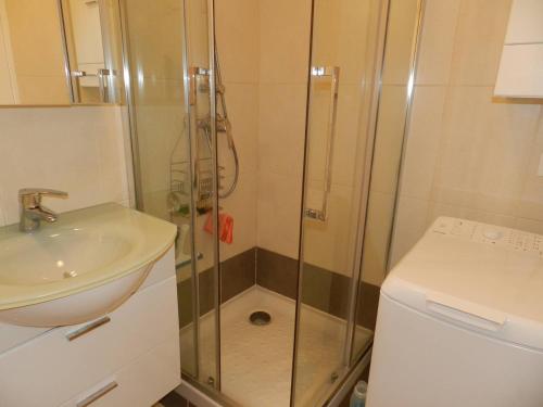 une salle de bain avec douche et lavabo dans l'établissement Appartement Moderne avec Terrasse, Parking et Proximité Plage à Bormes les Mimosas - FR-1-251-745, à Bormes-les-Mimosas