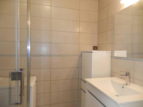 une salle de bain blanche avec un lavabo et une douche dans l'établissement Location T2 climatisé, proche plage, parking privatif à Bormes-les-Mimosas - FR-1-251-747, à Bormes-les-Mimosas
