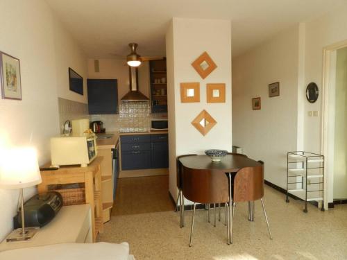 - une cuisine avec une petite table dans une pièce dans l'établissement Appartement 2 pièces avec terrasse et parking à 150m de la plage - FR-1-251-767, à Bormes-les-Mimosas