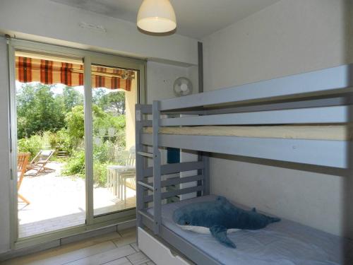 Ce lit superposé se trouve dans un dortoir avec une couchette inférieure de poisson. dans l'établissement Appartement 2 pièces avec Jardin, à 250m de la Plage - Bormes-les-Mimosas - FR-1-251-768, à Bormes-les-Mimosas